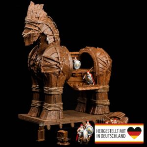 Vorderansicht des Dioramas „Trojanisches Pferd“ mit detailreicher Holzoptik und geöffneter Kriegerszene.