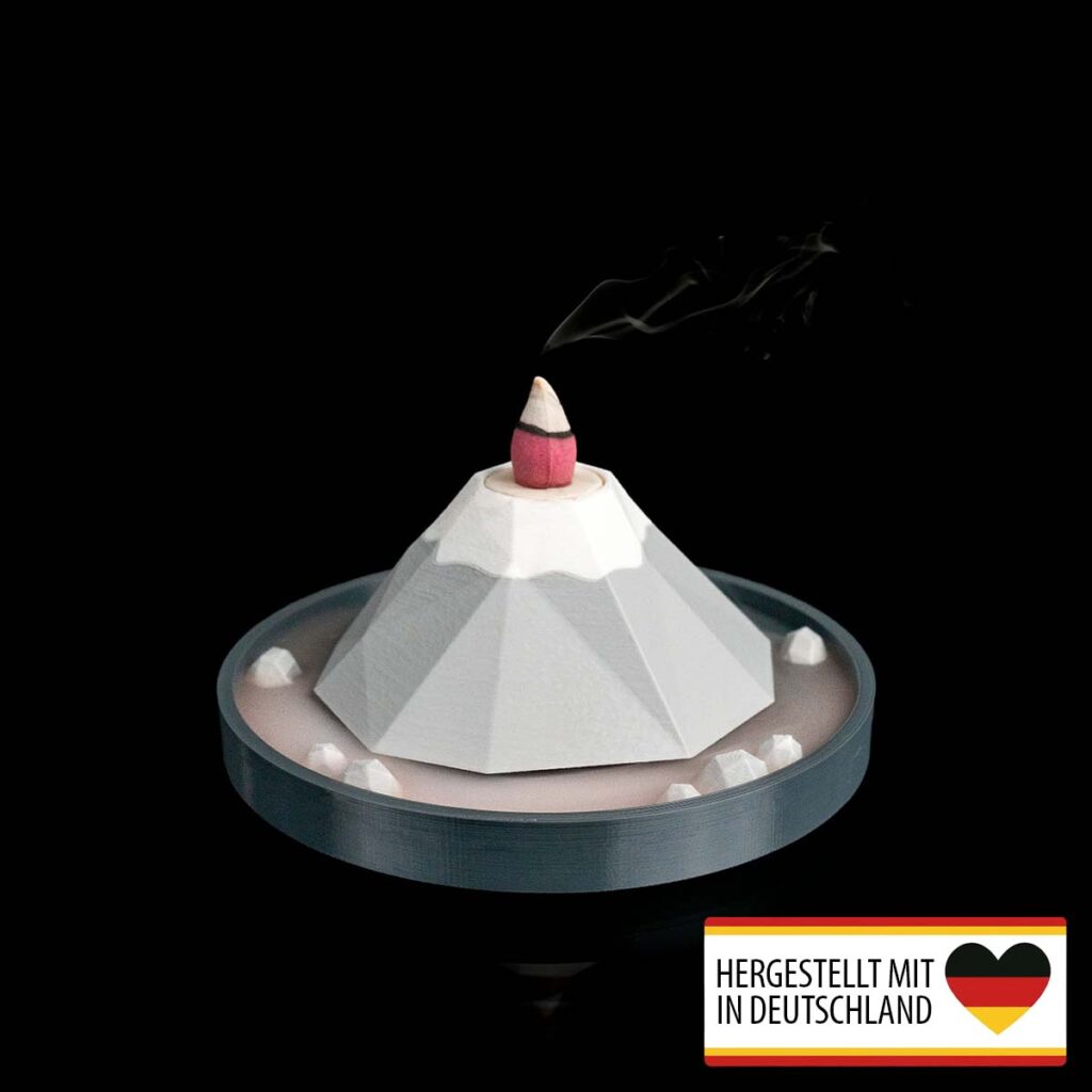 Backflow Räucherkegel Berg mit Rauch über der Bergspitze