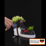 Dekorativer Pflanztopf in Form eines Sneakers