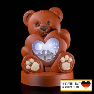 Frontansicht des Diorama Bärs mit beleuchtetem Herz und romantischer Silhouetten-Szene.