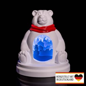 Vorderansicht des beleuchteten Dioramas „Eisbär“ mit winterlicher Szene.