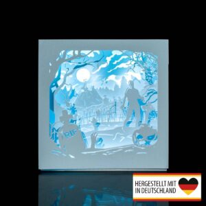Vorderansicht des Diorama Halloween Friedhof mit beleuchteter Silhouetten-Szene.