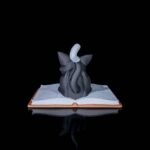 Figur – Katze auf Buch – 3D-Druck in Germany