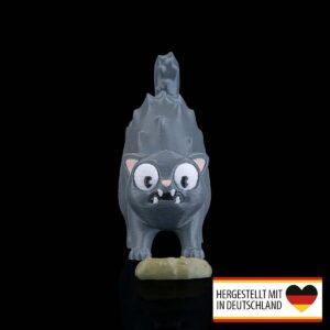 Vorderansicht der grauen 3D-gedruckten Katzenfigur, die erschrocken vor einer Gurke steht.