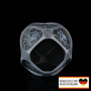 Fronteinsicht der Katzenhöhle Drachen mit detaillierten Drachenmotiven und polygonaler Form.