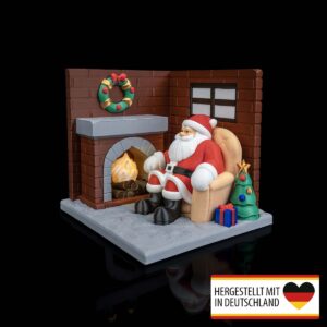 Weihnachtsmann sitzt entspannt im Sessel vor dem Kamin – detailreiche LED Weihnachtsdeko aus nachhaltigem 3D-Druck.