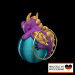 Weihnachtsbaumschmuck niedlicher Drache auf der Kugel - Magischer Blickfang