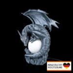 Drachenlampe im Wohnzimmer aus seitlicher Perspektive