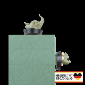 Lesezeichen in Dinosaurierform aus PLA im Buch liegend