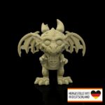 Drachenfigur als Blickfang auf dem Schreibtisch