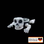 Dekorativer Skelett Untersetzer mit Tasse auf Tisch