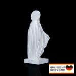 Heilige Maria als spirituelle Dekoration im Wohnzimmer